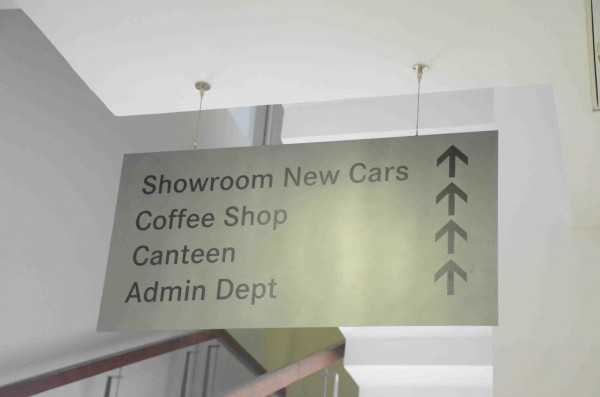 interior_branding/automobile_showrooms