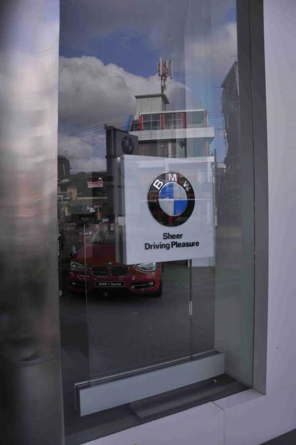 interior_branding/automobile_showrooms